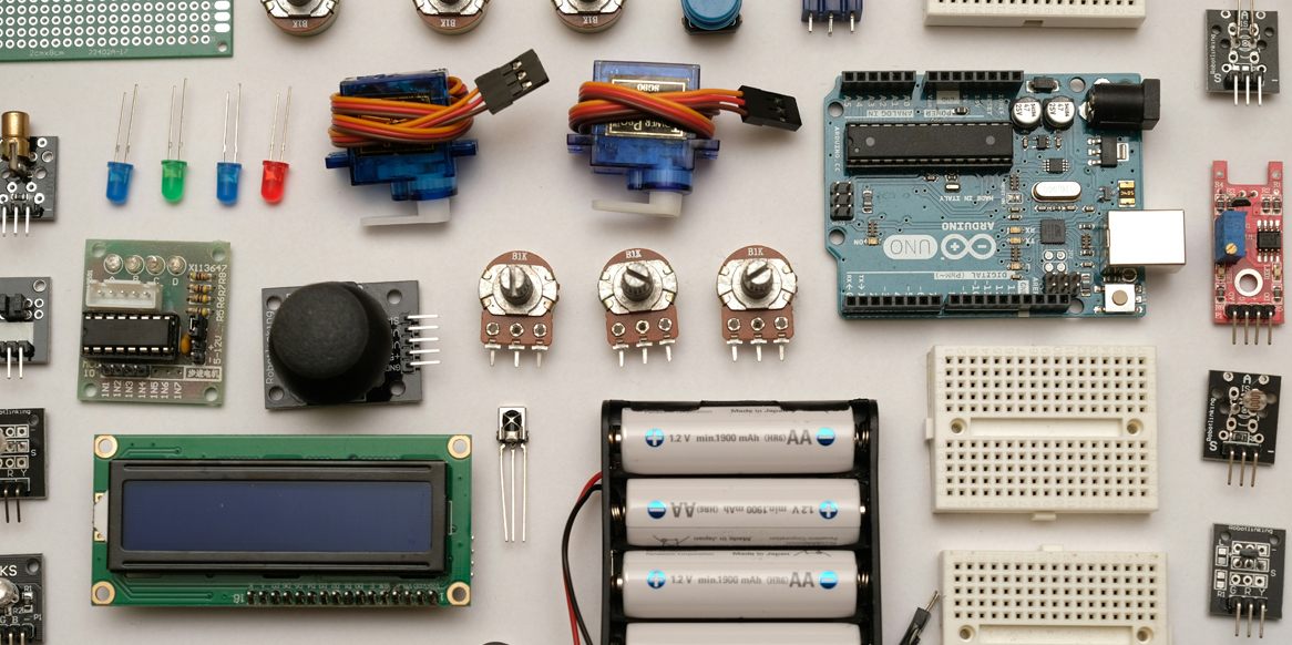 Comment fonctionne une badgeuse et quels sont ses principaux composants ?