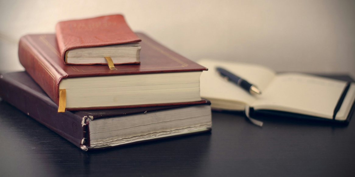 Comment les normes ISO affectent-elles l'utilisation des badgeuses dans les entreprises ?