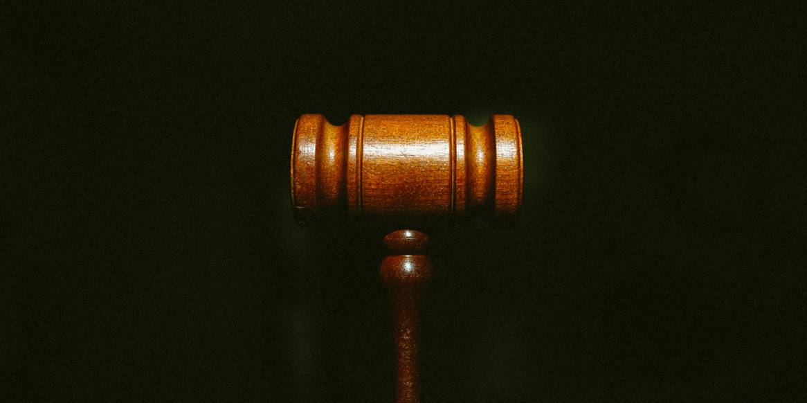 Comment une badgeuse utilisée pour la surveillance illégale des employés peut entraîner une condamnation aux Prud’hommes ?